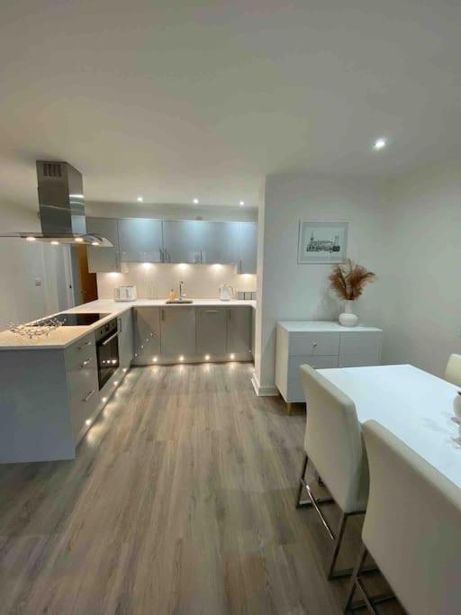 Luxury Town Centre Apartment Walking Distance To Rsc Theatre Стратфорд на Ейвън Екстериор снимка